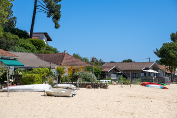 CAP FERRET (Bassin d'Arcachon, France). Maisons traditionnelles en bois sur la plage