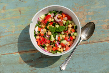 Schüssel Kichererbsensalat mit Tomate, Gurke und Minze
