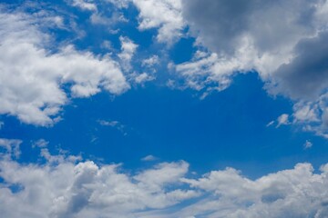 Obraz premium 青空を囲む雲 空の背景素材