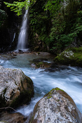 Fototapeta premium 美しい滝のある風景