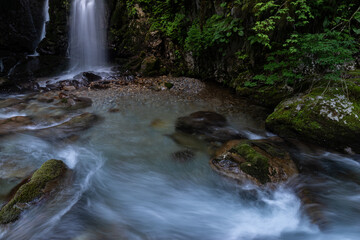 Fototapeta premium 美しい滝のある風景