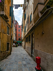 Obraz premium A narrow, picturesque alley with laundry spread out to dry and a 
