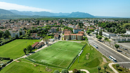 Terrain de foot en ville vu du ciel