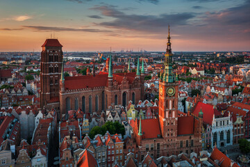 Obraz premium Main City Hall and the St. Mary Basilica in Gdansk at sunset, Poland