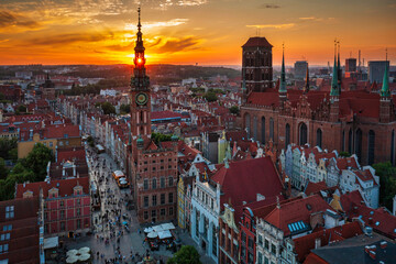 Main City Hall and the St. Mary Basilica in Gdansk at sunset, Poland © Patryk Kosmider
