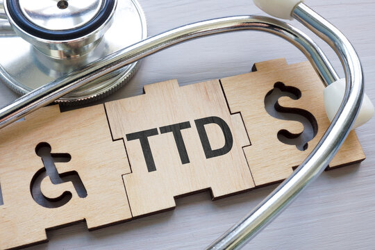 TTD Temporary total disability abstract. Puzzle pieces and a stethoscope.