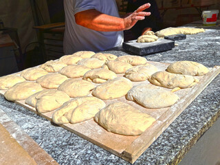Boulanger pesant les pâtons pour faire le pain