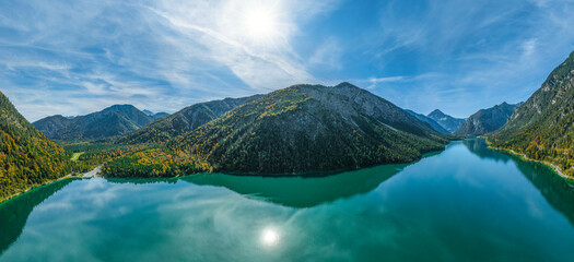 Ausblick auf den herrlich in den Tiroler Alpen gelegenen Plansee im Naturpark Reutte