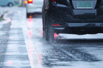 水しぶきを上げながら走る自動車