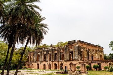 Obraz premium Ruined buildings of the British residency in Lucknow, Uttar Pradesh, India, Asia