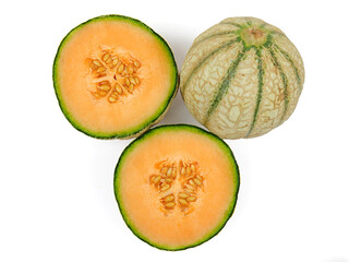 plusieurs melons coupés, en gros plan, vue du dessus, isolé sur un fond blanc