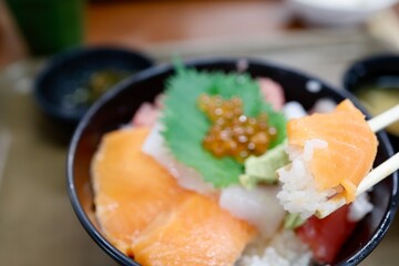 マグロとサーモンといくらの海鮮丼