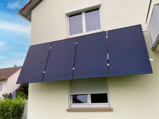 Solarzellen an einer Hausfassade 