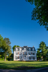 Vue extérieure de l'hôtel de ville de Forges-les-Bains, France, commune française située dans le département de l'Essonne, en région Ile-de-France. Espace négatif pour texte