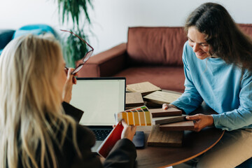 A woman designer advice to client on the choice of color and material for renovation.