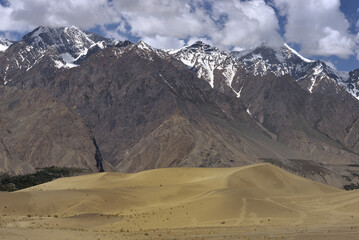 DESERT WITH SAND DUNES AROUND THE TOWN OF SKARDU IN NORTHERN PAKISTAN AT THE FOOT OF THE HIMALAYAS. 