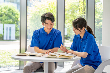 勉強をする男女の介護士