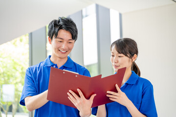 打合せをする介護スタッフ