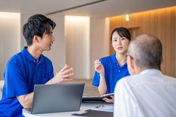 カウンセリングする介護スタッフとシニア男性