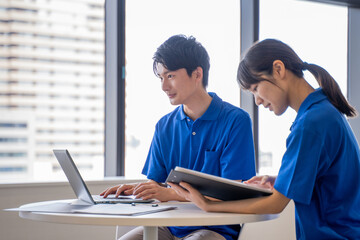 男女の介護士の打合せ