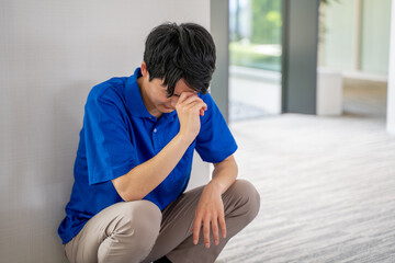 介護施設で落ち込む介護スタッフ