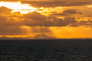 panoramic background of high mountain scenery, overlooking the atmosphere of the sea, trees and wind blowing in a cool blur, spontaneous beauty
