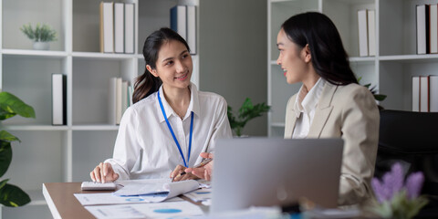 Obraz premium Professional Business Teamwork Planning and Analysis Discussion in Modern Office Setting
