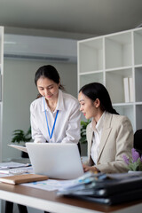 Obraz premium Business Teamwork Planning and Analysis Discussion in Modern Office Environment