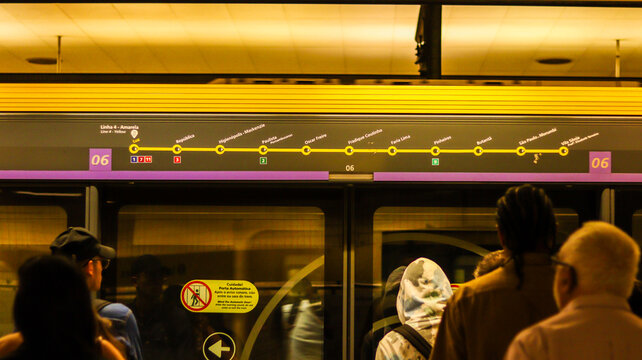 Pessoas aguardando o trem na esta&ccedil;&atilde;o da linha 4 amarela Luz. Foto feita em S&atilde;o Paulo, Brasil em 14 Junho 2024