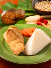 Moi moi, Moi moi auf gruenem Teller und rotem Tischtuch mit Zutaten, Ghana, afrikanisches essen, Westafrika, 
