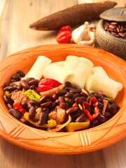 Red beans casava, Red beans casava auf Terrakotta Teller mit Zutaten, westafrikanisches Essen,...
