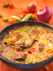 Sauce Gombo, Sauce Gombo in schwarzer rustiklaler Schale mit Zutaten, Afrika, afrikanisches Essen, Ghana, 