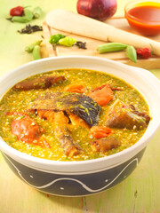 Sauce Gombo new, Sauce Gombo in schwarz weiss gemusterten Topf mit Zutaten, Ghana, afrikanisches Essen, Gemüsesuppe, 
