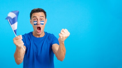 Naklejka premium Man cheering for El Salvador screaming and waving a national flag