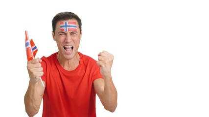 Naklejka premium Man cheering for Norway screaming and waving a national flag