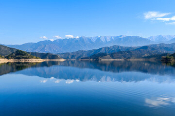 Fototapeta premium Tranquil Mountain Lake: Reflections of Snow-Capped Peaks