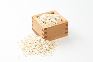 白背景にプレスした大麦。