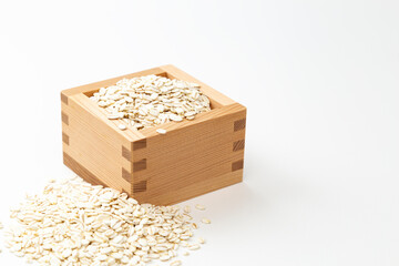 白背景にプレスした大麦。