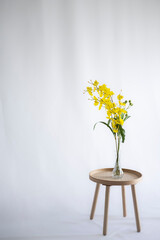 ミモザを飾ったシンプルなフラワーアレンジメント、インテリア。