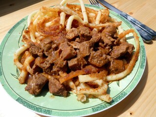 angebratene Rohrnudeln mit Gulasch