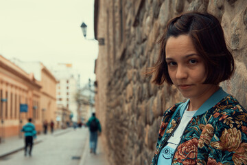 Mujer posando con expresión seria en la calle