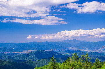 Fototapeta premium 初夏の美ヶ原高原から見下ろす上田市街地