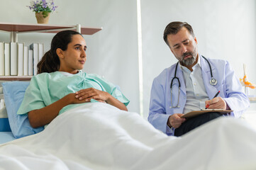 Obraz premium woman in a hospital bed is being examined by a doctor