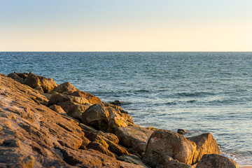Atardecer Dorado en la Costa Rocosa