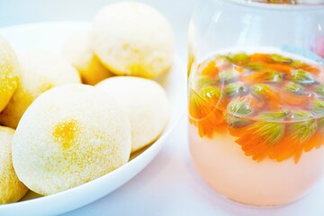 オレンジ色のカレンデュラの自家製天然花酵母で作られた焼きたて手作り白パン