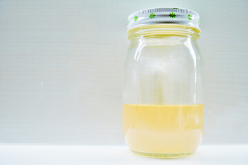 ボリジの花を除いた後の白濁した薄オレンジ色の自家製の天然花酵母液