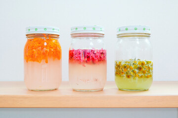 カレンデュラ、ボリジ、カモミールの三種類のハーブから作られた自家製の天然花酵母、パン作りの準備