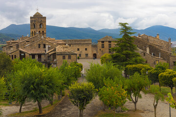 Fototapeta premium Una panorámica de Ainsa, Aragón, España, captura la esencia medieval del pueblo con su arquitectura de piedra y techos de tejas. 