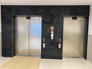 puertas de ascensor dobles metal negro