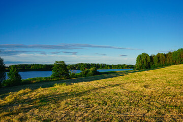 Obraz premium Scenic view of a lake at a field 